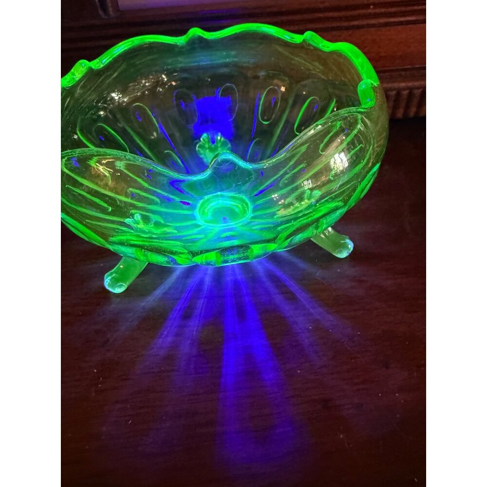 Vintage 30's Green Glass Uranium 3 Footed Rose Bowl Vase - Picture 16 of 16